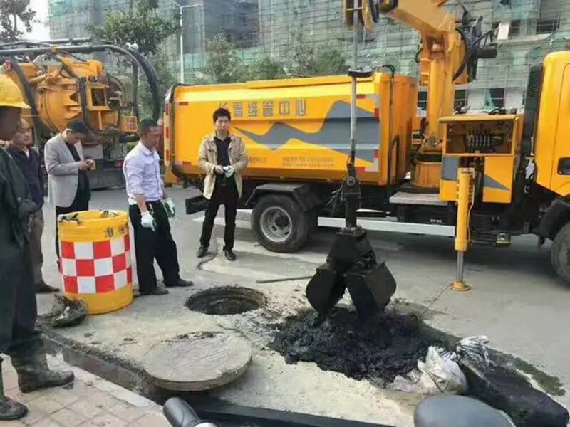 东台街道：网格员化身“清道夫”，为民解忧疏通“堵心”化粪池