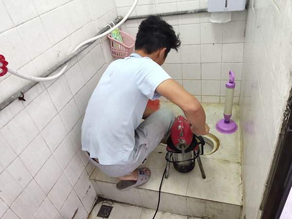 东台管道堵塞冒臭气 专业师傅现场解决问题