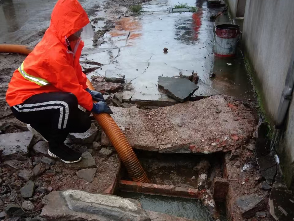 东台专业清理污水池 炜誉市政以规范流程守护城市 “肠道”