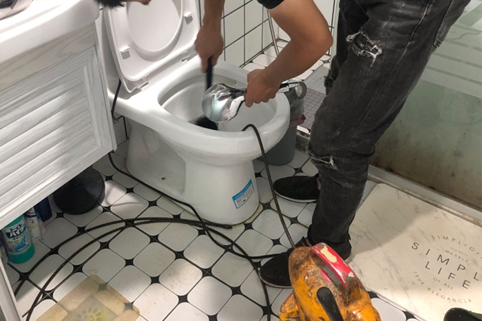 东台马桶堵塞自己疏通还是找师傅？专业上门服务让你省时更省心