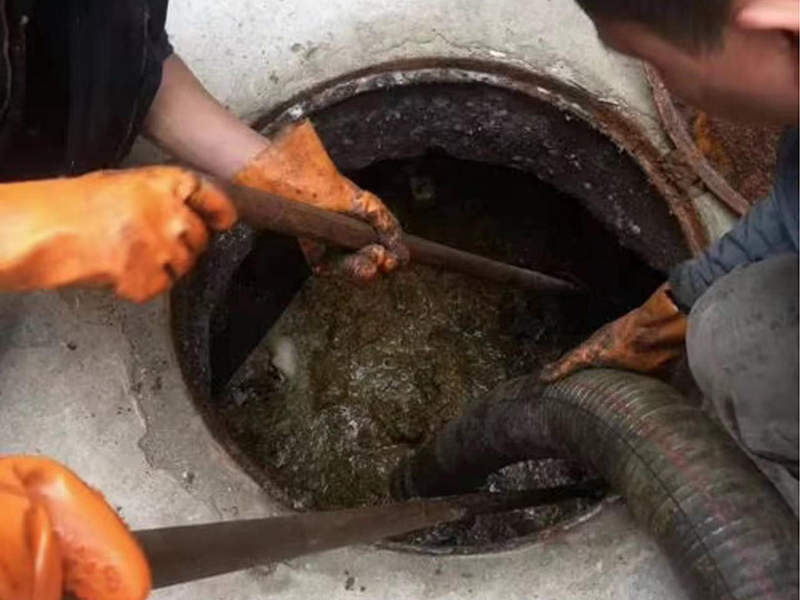 东台清理化粪池时如何避免沼气的危害？